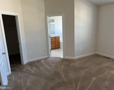 2104 Garden Grove Lane - Photo Thumbnail 6