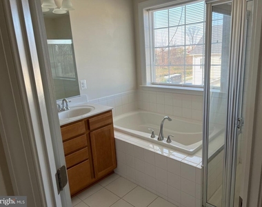 2104 Garden Grove Lane - Photo Thumbnail 7