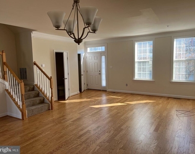 2104 Garden Grove Lane - Photo Thumbnail 2