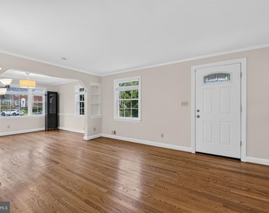 406 Gilmoure Drive - Photo Thumbnail 7