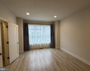 111 Heath Place - Photo Thumbnail 15