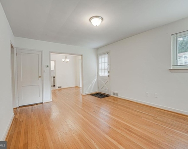 8218 Roanoke Avenue - Photo Thumbnail 3