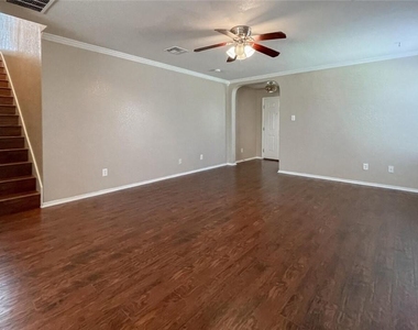2237 Stoneleigh Dr - Photo Thumbnail 3