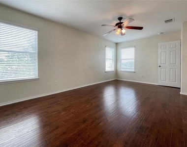 2237 Stoneleigh Dr - Photo Thumbnail 21