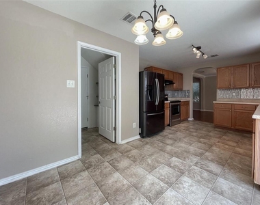 2237 Stoneleigh Dr - Photo Thumbnail 9
