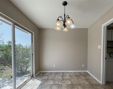 2237 Stoneleigh Dr - Photo Thumbnail 12