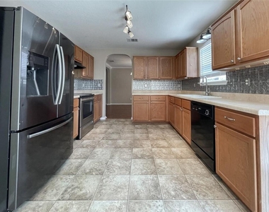 2237 Stoneleigh Dr - Photo Thumbnail 11