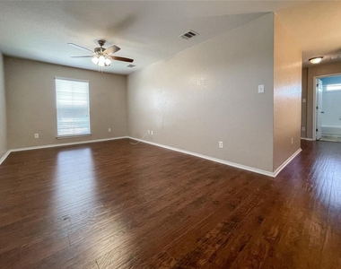 2237 Stoneleigh Dr - Photo Thumbnail 2