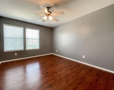 2237 Stoneleigh Dr - Photo Thumbnail 13