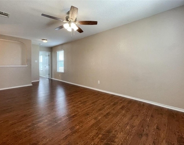 2237 Stoneleigh Dr - Photo Thumbnail 1