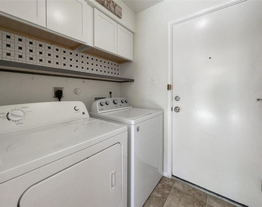 2237 Stoneleigh Dr - Photo Thumbnail 22