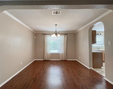 2237 Stoneleigh Dr - Photo Thumbnail 7