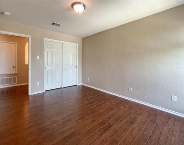 2237 Stoneleigh Dr - Photo Thumbnail 18
