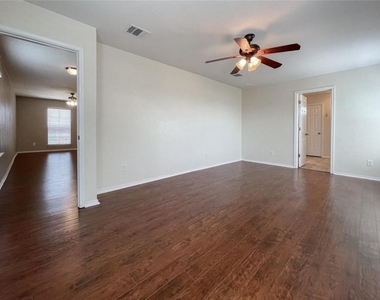 2237 Stoneleigh Dr - Photo Thumbnail 5