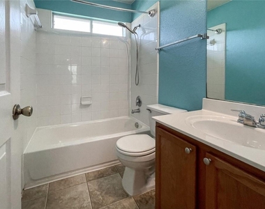 2237 Stoneleigh Dr - Photo Thumbnail 19