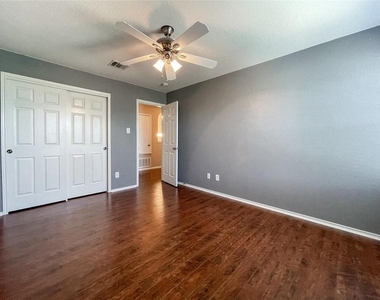 2237 Stoneleigh Dr - Photo Thumbnail 15