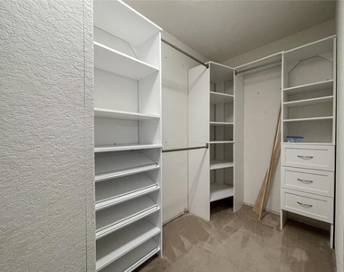 2237 Stoneleigh Dr - Photo Thumbnail 16
