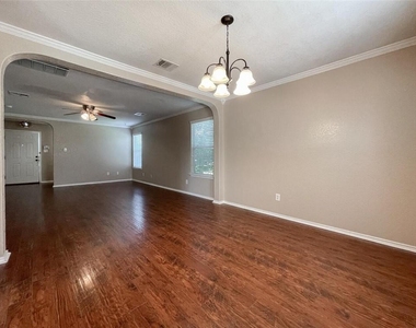 2237 Stoneleigh Dr - Photo Thumbnail 6