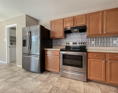 2237 Stoneleigh Dr - Photo Thumbnail 10
