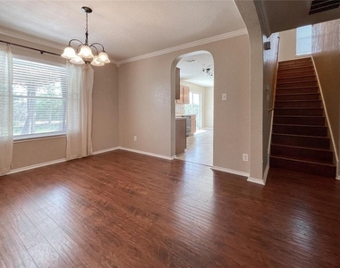 2237 Stoneleigh Dr - Photo Thumbnail 8