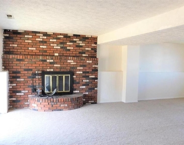 8627 Saxon Circle - Photo Thumbnail 16