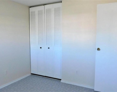 8627 Saxon Circle - Photo Thumbnail 10