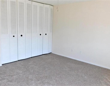 8627 Saxon Circle - Photo Thumbnail 12