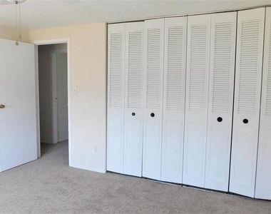 8627 Saxon Circle - Photo Thumbnail 13