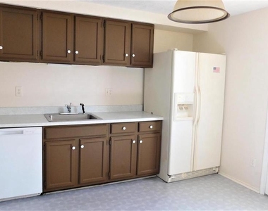 8627 Saxon Circle - Photo Thumbnail 5