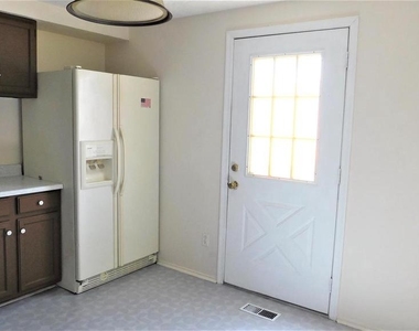 8627 Saxon Circle - Photo Thumbnail 6