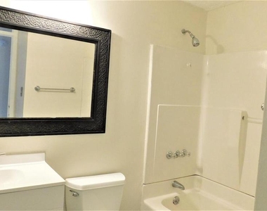 8627 Saxon Circle - Photo Thumbnail 11