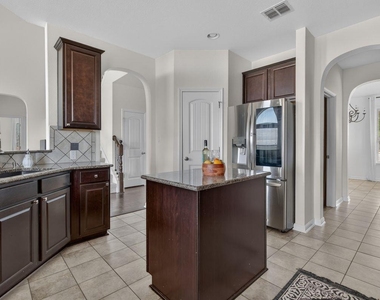 700 Ledge Stone Dr - Photo Thumbnail 11