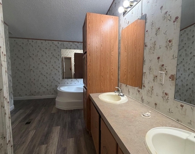 138 Maegan Ln - Photo Thumbnail 9