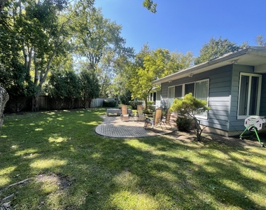 515 E Blodgett Avenue - Photo Thumbnail 2