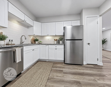131 W Ellis Avenue - Photo Thumbnail 6