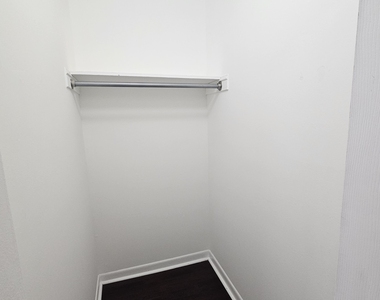 2250 N Lincoln Avenue - Photo Thumbnail 1