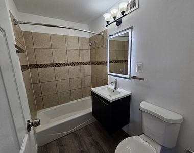 2250 N Lincoln Avenue - Photo Thumbnail 4