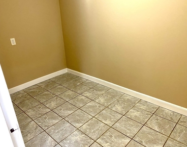 829 W 33rd Street - Photo Thumbnail 8