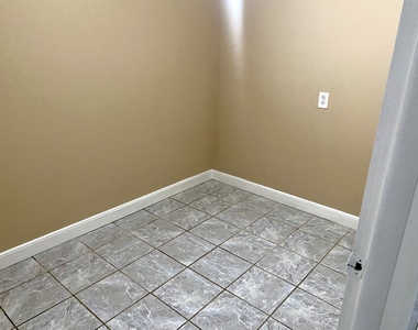 829 W 33rd Street - Photo Thumbnail 9