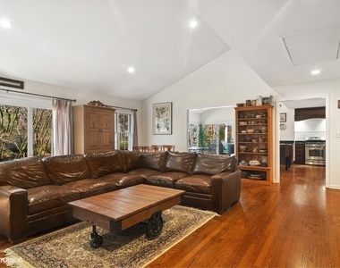 1674 Bowling Green Drive - Photo Thumbnail 9