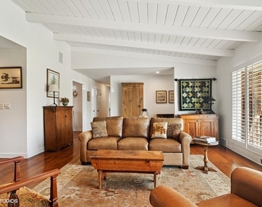 1674 Bowling Green Drive - Photo Thumbnail 2