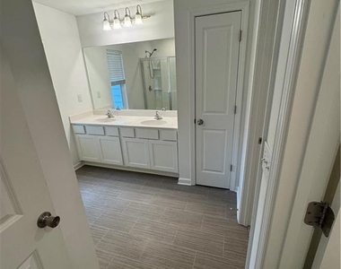 1108 Lossie Lane - Photo Thumbnail 7