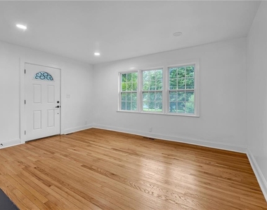 1803 S Gordon Street Sw - Photo Thumbnail 3