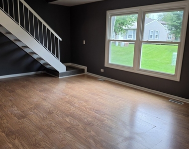 304 Creekside Court - Photo Thumbnail 6