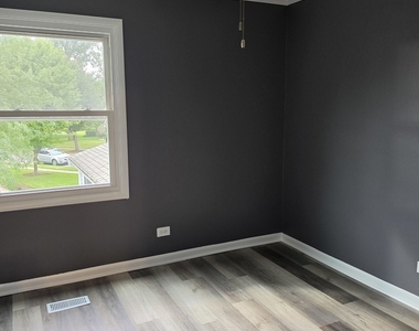 304 Creekside Court - Photo Thumbnail 11