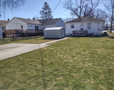 912 Douglas Street - Photo Thumbnail 11