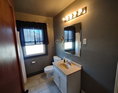 912 Douglas Street - Photo Thumbnail 8