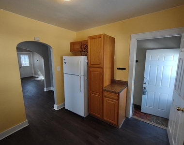 912 Douglas Street - Photo Thumbnail 4