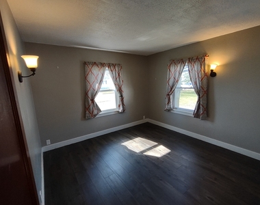 912 Douglas Street - Photo Thumbnail 6