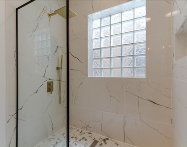 7028 N Ridge Boulevard - Photo Thumbnail 11